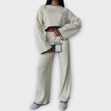 Kootud komplekt lühikese pluusi ja peente detailidega