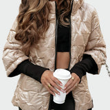 Casaco de algodão com capuz, manga comprida e padrão acolchoado.