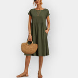 Vestido midi com linhas simples.