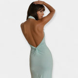 Maksikleit huulepulgaga kaelal