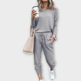 Lõõgastava lõikega ja minimalistliku esteetikaga puhketoa komplekt