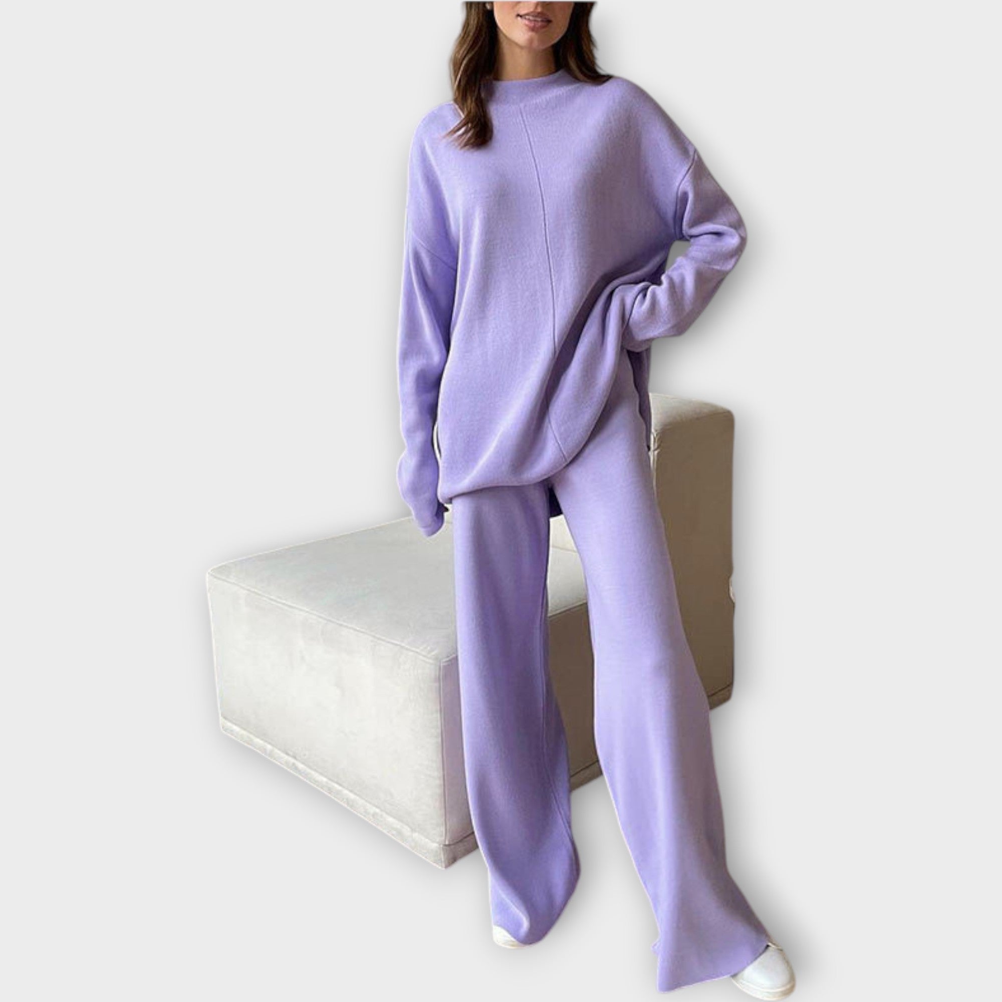 Lõdvestunud joonte ja minimalistliku esteetikaga komplekt