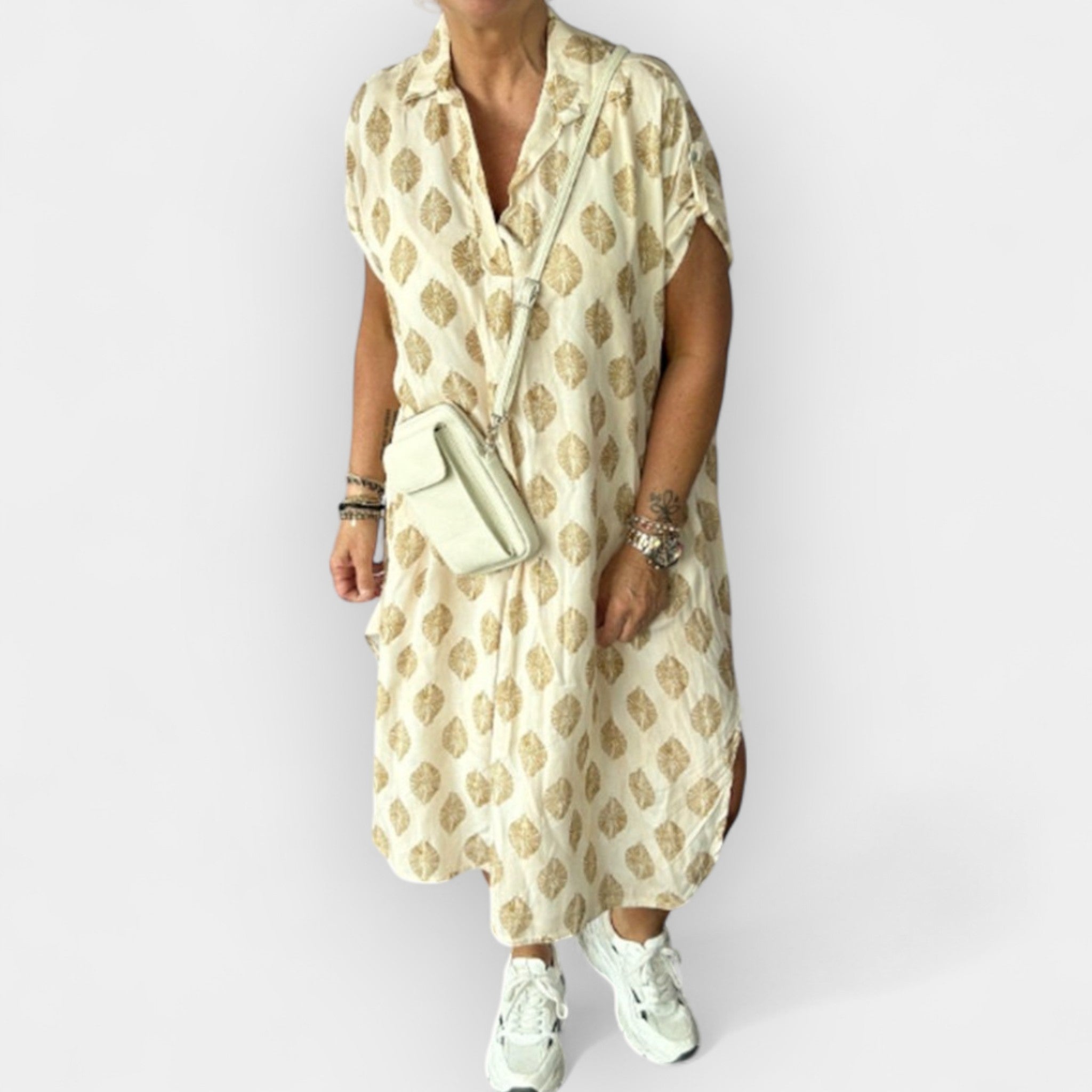 Suvine kleit kaeluse ja heleda joonega