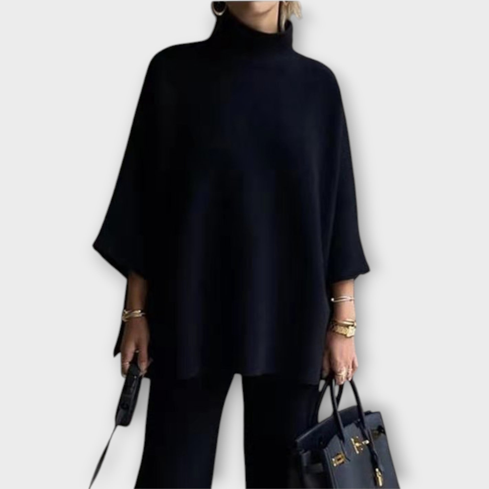 Kootud pluus lahtise joonega ja kõrge kaelusega