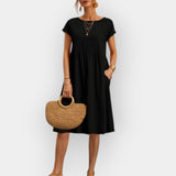 Vestido midi com linhas simples.