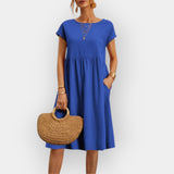 Vestido midi com linhas simples.