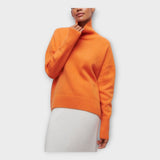 Kootud kampsun kõrge kraega