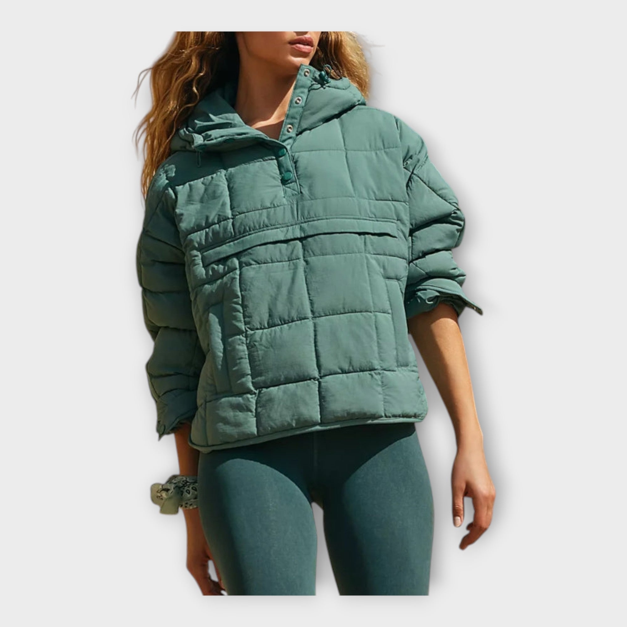 Tepitud jakk kapuutsiga