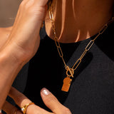 Kuldne kaelakee ristkülikukujulise lukuga