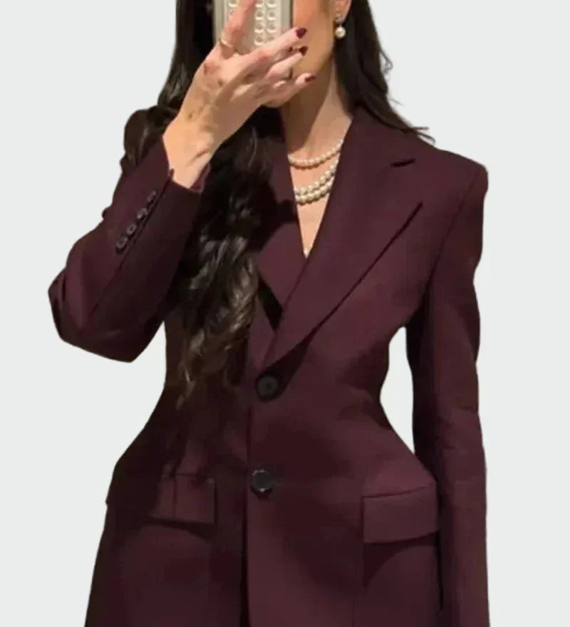 Muljetavaltava joone ja nööpidega jakk