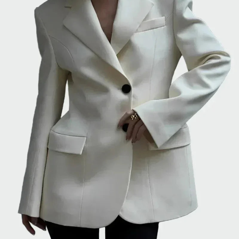 Muljetavaltava joone ja nööpidega jakk