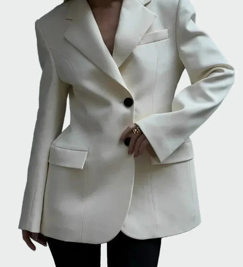 Muljetavaltava joone ja nööpidega jakk