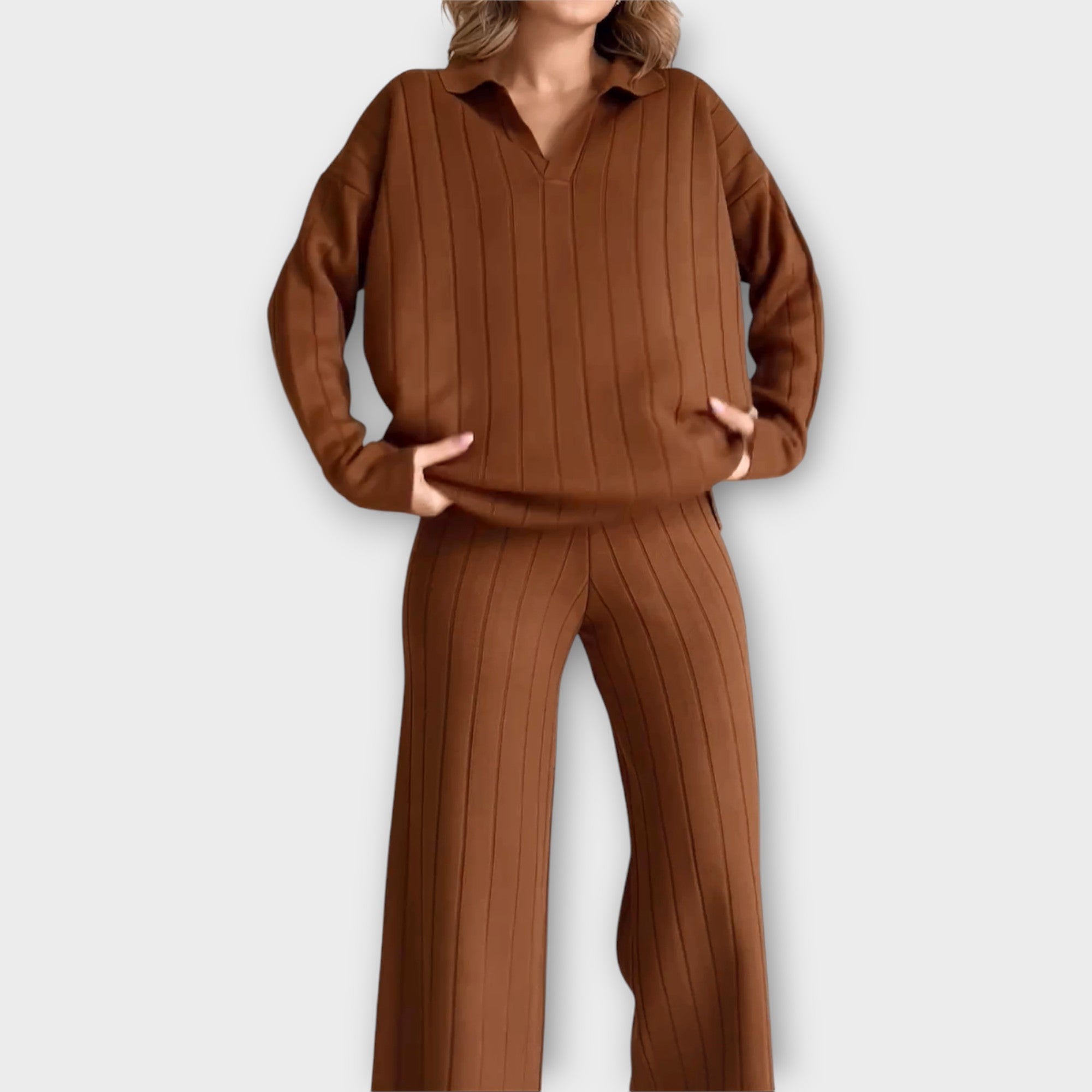 Komplekt lõdva joonega ja minimalistliku stiiliga