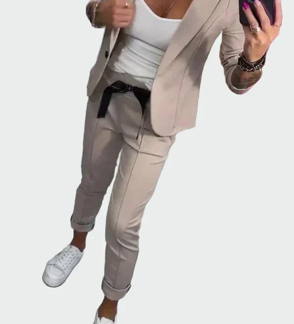 Vaibatult elegantne kaheosaline ülikonnakomplekt