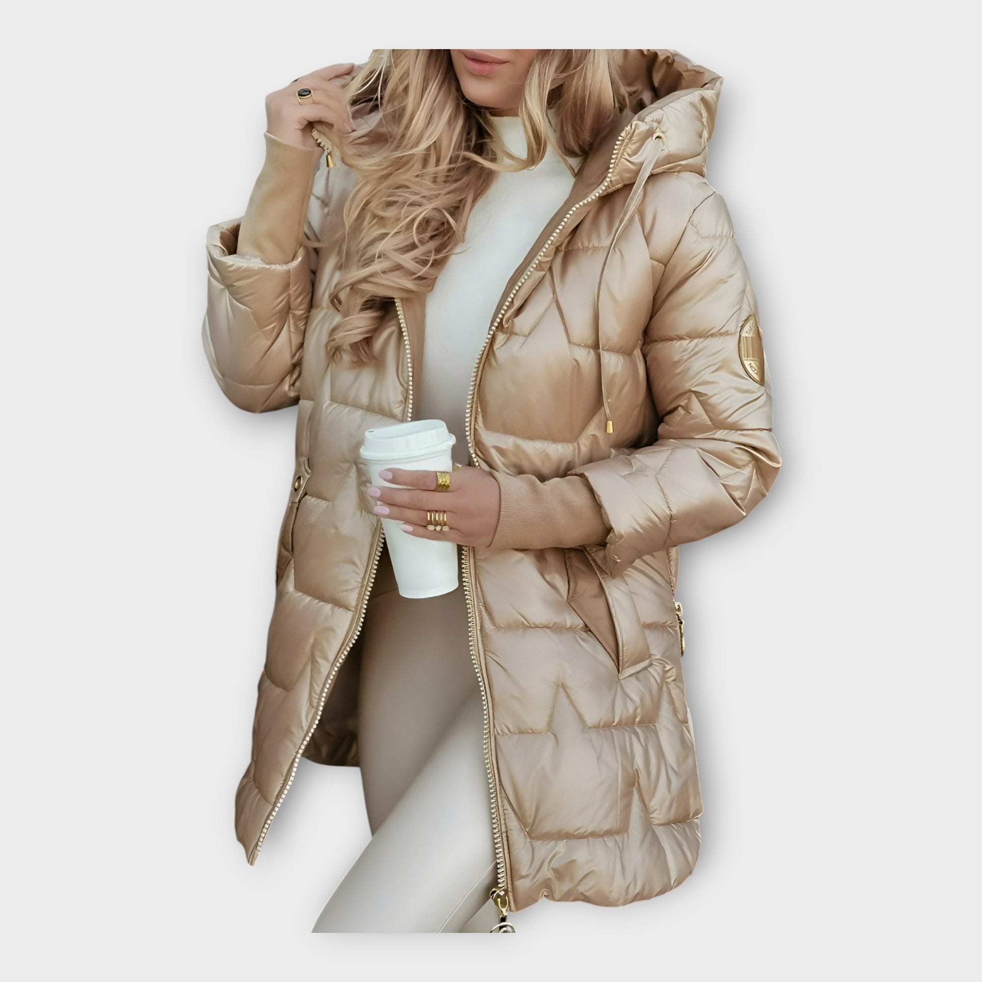 Casaco de plumas com capuz