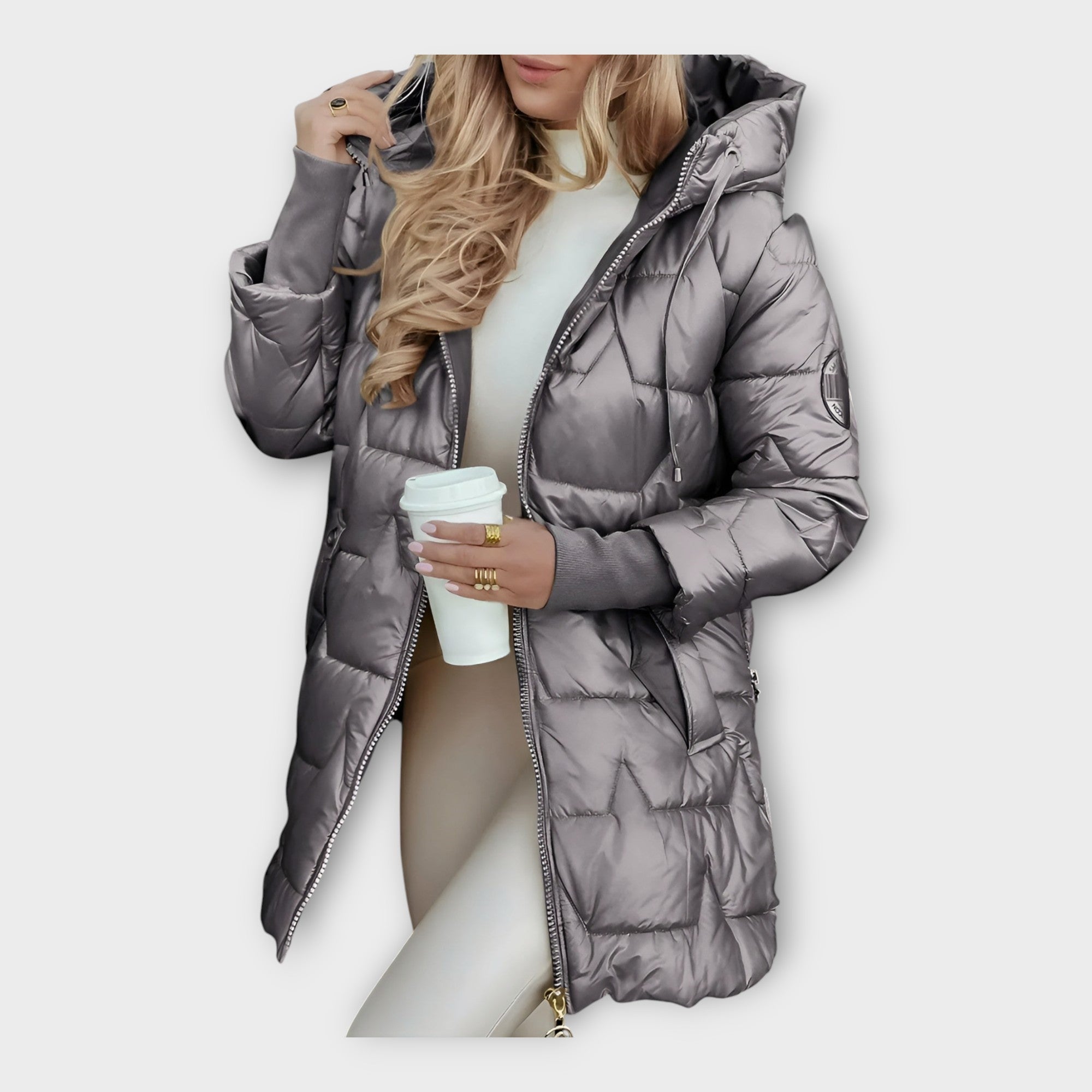 Casaco de plumas com capuz